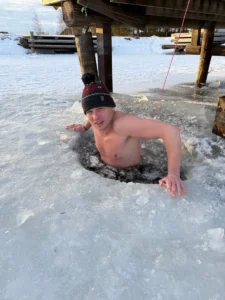 Read more about the article Jak być szczęśliwym, mając mniejsze oczekiwania – o małych marzeniach i morsowaniu w jeziorze