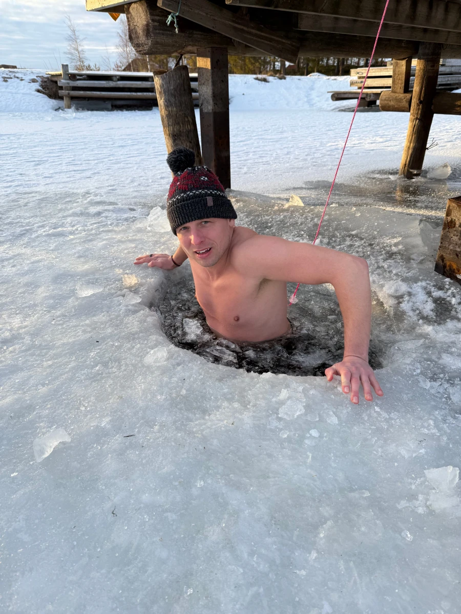 You are currently viewing Jak być szczęśliwym, mając mniejsze oczekiwania – o małych marzeniach i morsowaniu w jeziorze